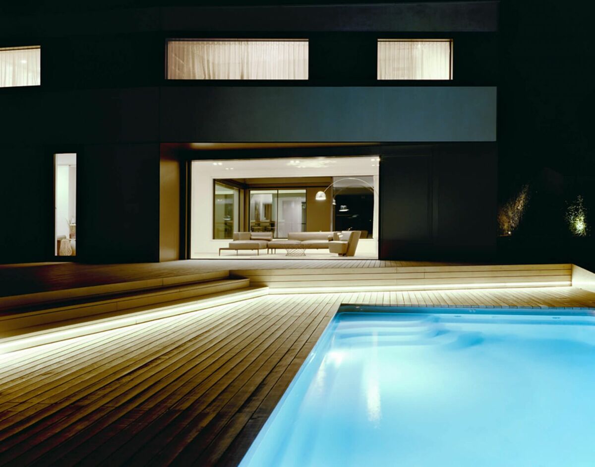 Terrassendiele kollin: Kollin-Diele für polygonale Terrassenlandschaft mit Sitzbank, Pool, Holzterrasse