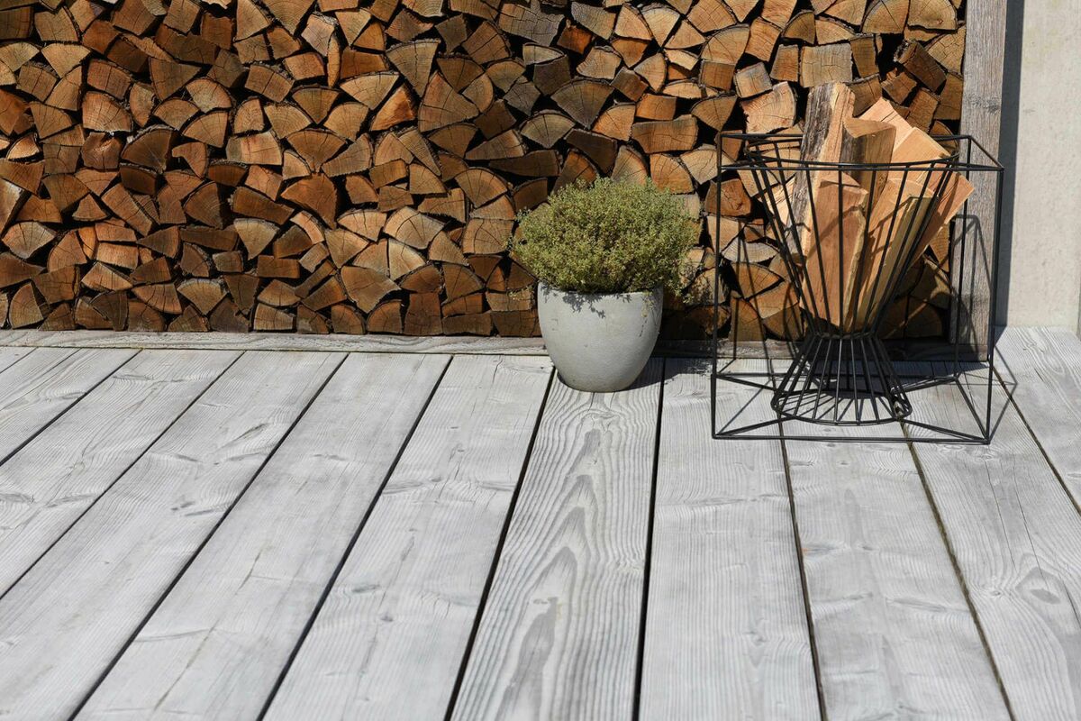 terrassendiele breit : Terrasse Alpin in vergrautem Zustand