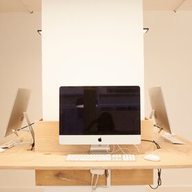 Holztisch aus Möbelholz von pur natur mit Computern