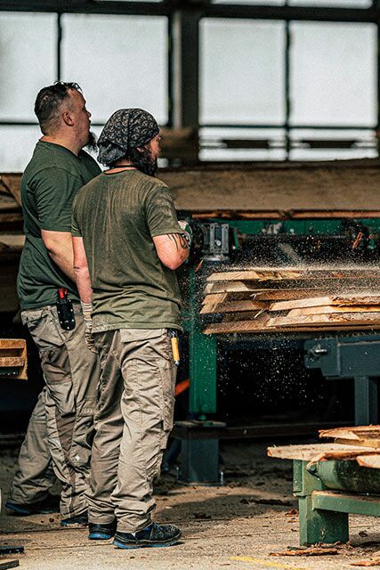 Holzbearbeitungsmechaniker im Sägewerk