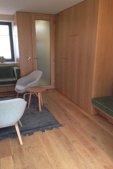 Schlafzimmer mit Dielenboden und Eichenschrank