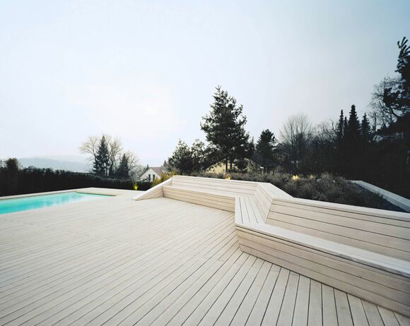 Terrassendielen Douglasie Kollin in 35mm Stärke mit Sitzbank und Pool, Oberfläche weiß gelaugt