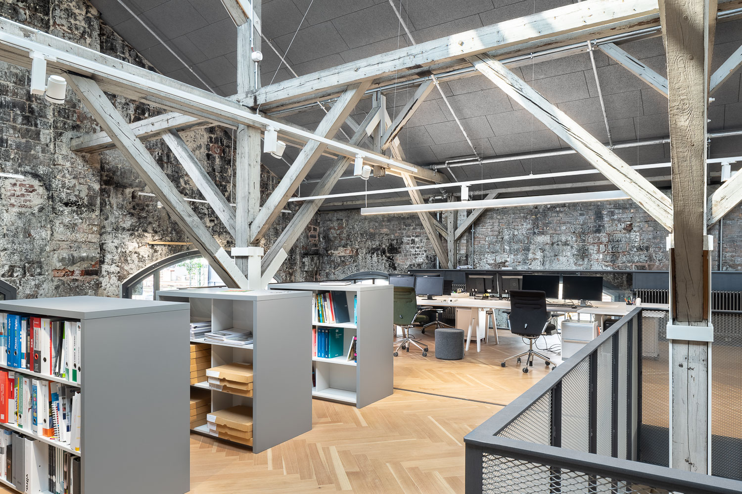 Fischgrät Parkett Douglasie in Open Space Office