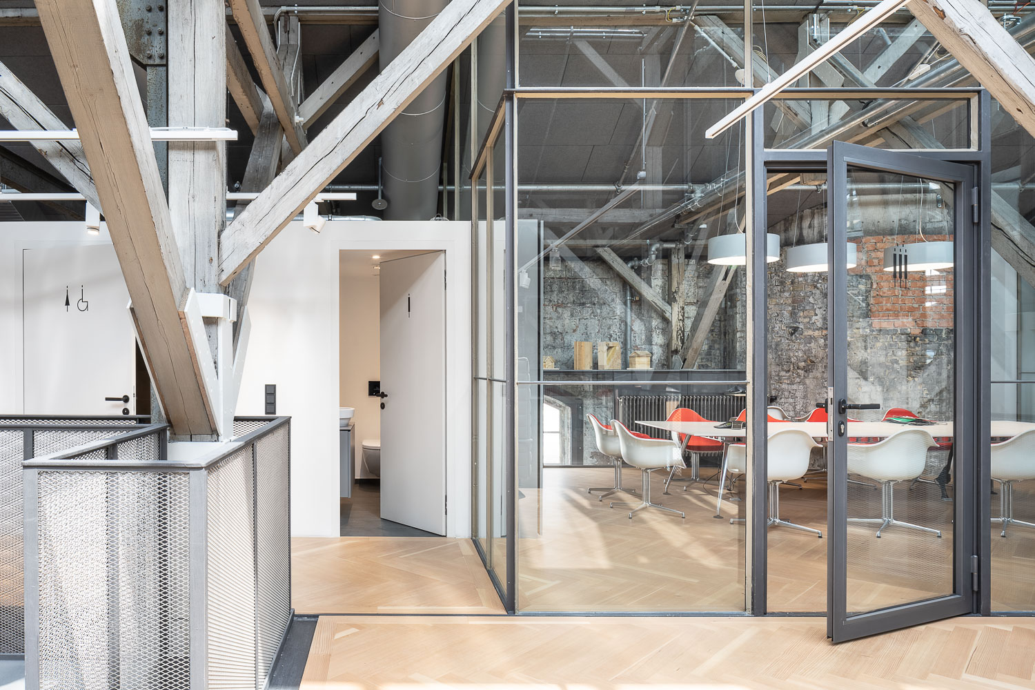 Fischgrät Parkett Douglasie in Open Space Office