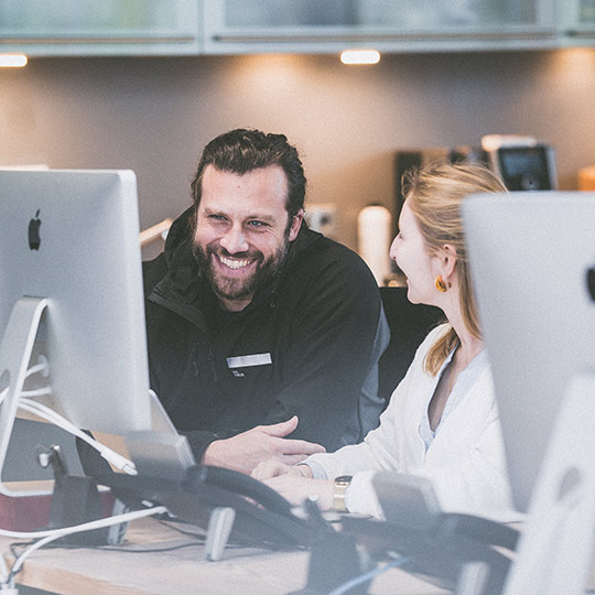 Mitarbeiter im pur natur Büro am Schreibtisch