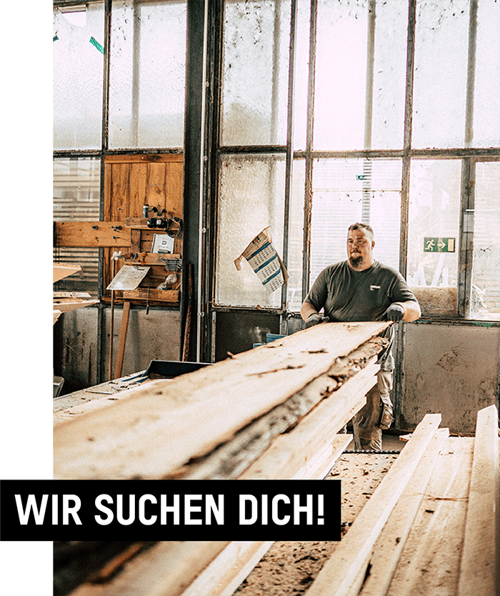 Mitarbeiter im Sägewerk bei der Sortierung der Sägeschnitte