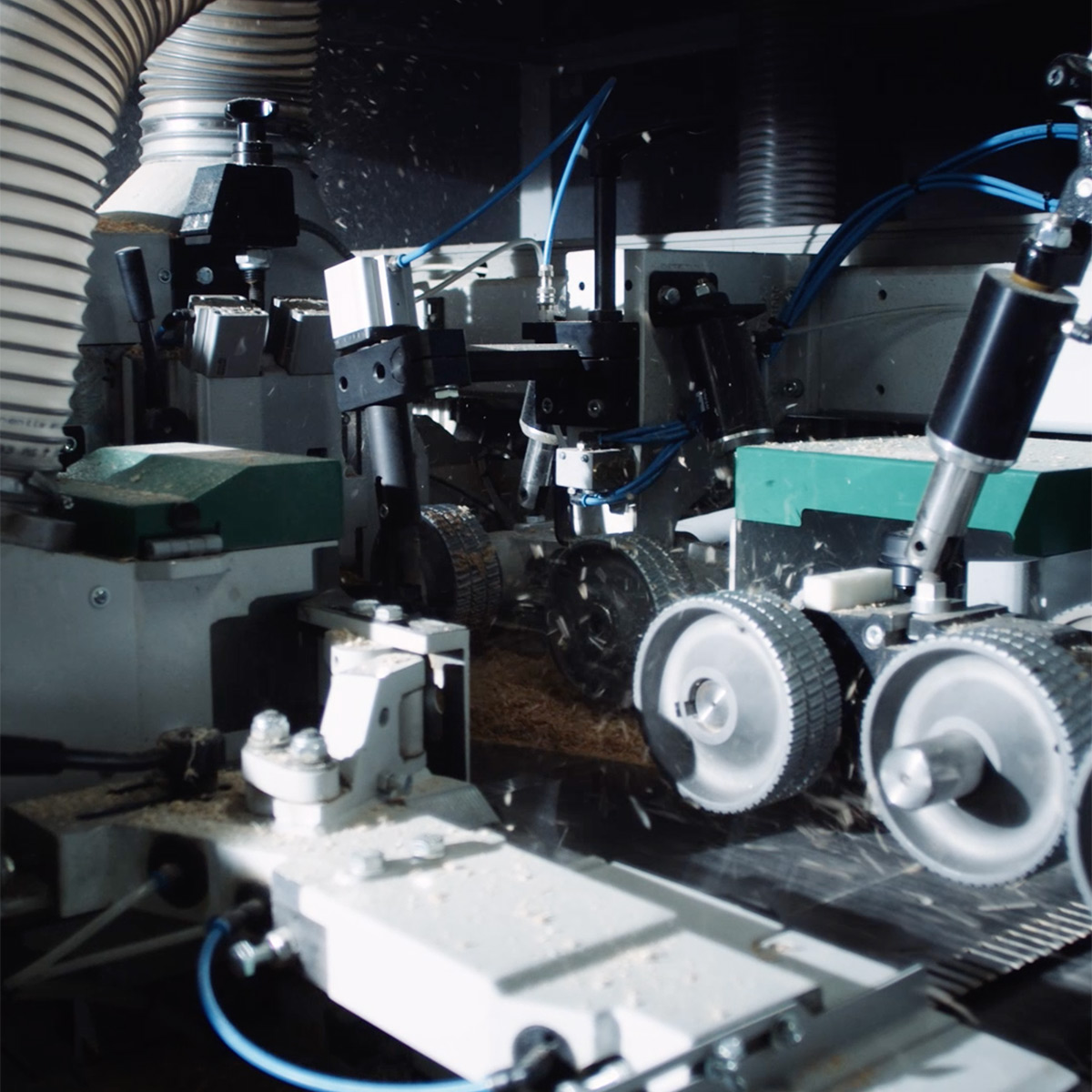 pur natur WEINIG POWERMAT 1500 in Action beim Hobeln einer Douglasie Diele