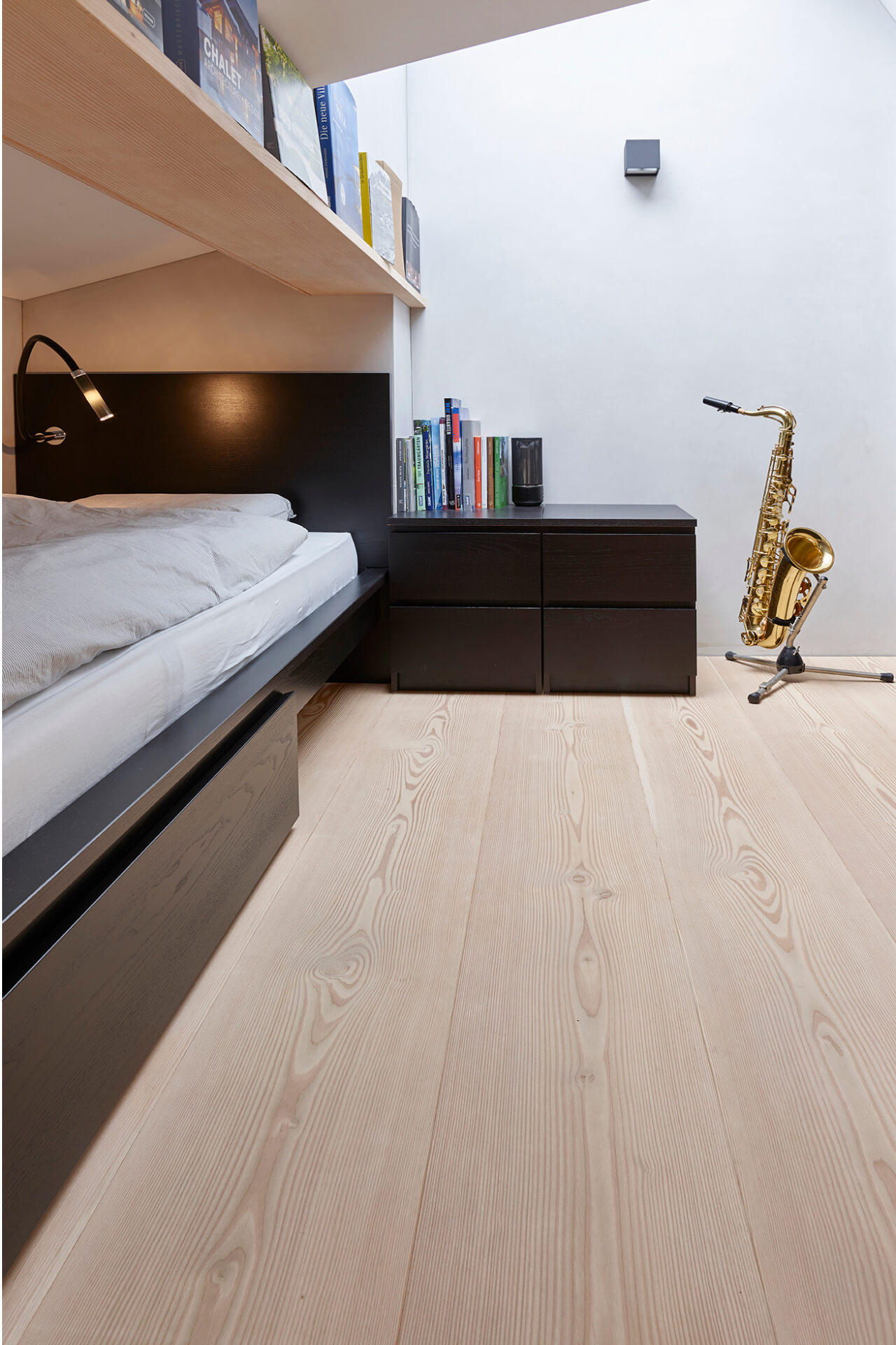 Schlafzimmer mit hellem Dielenboden aus Douglasienholz