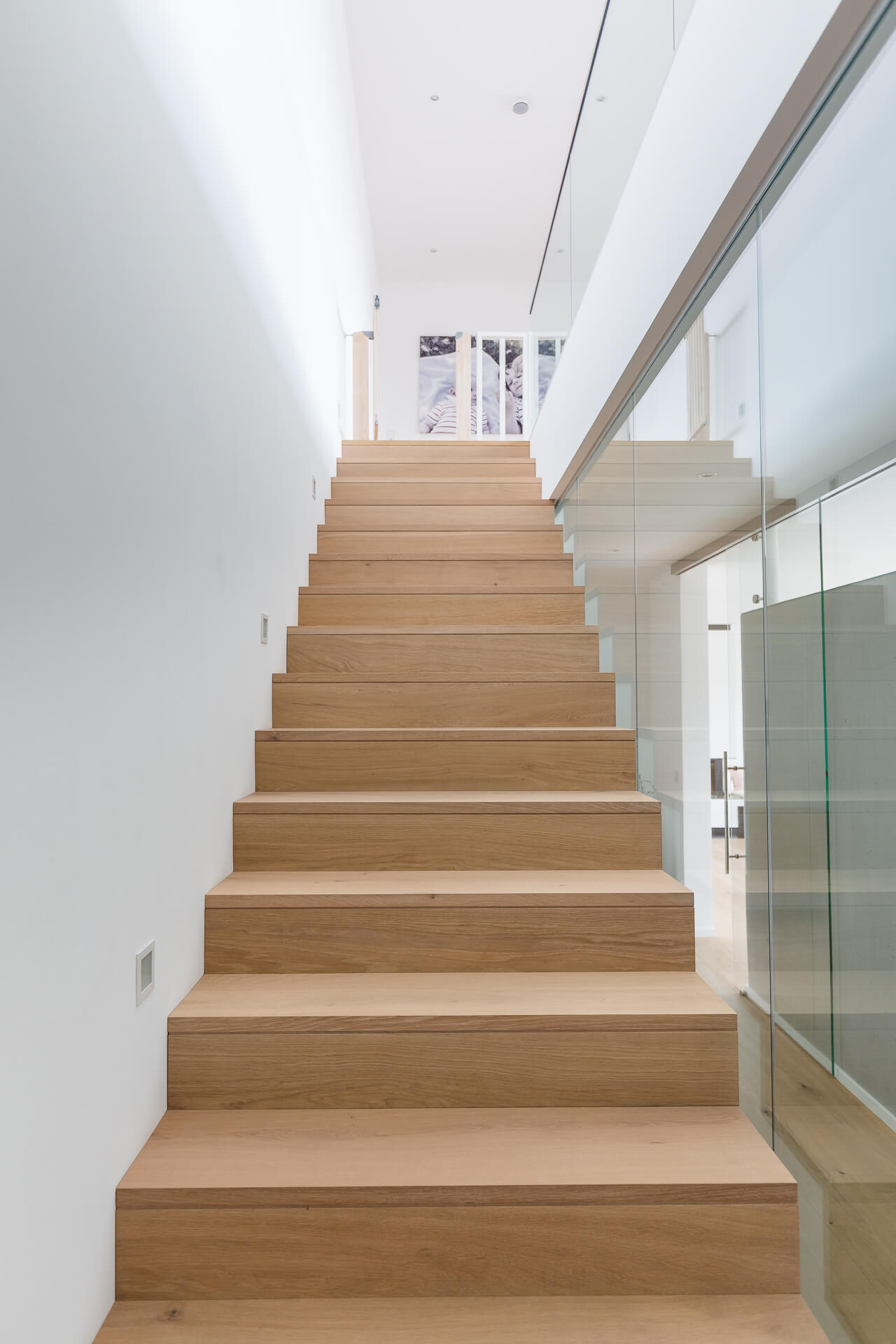 Escalier en bois clair dans une maison d'habitation
