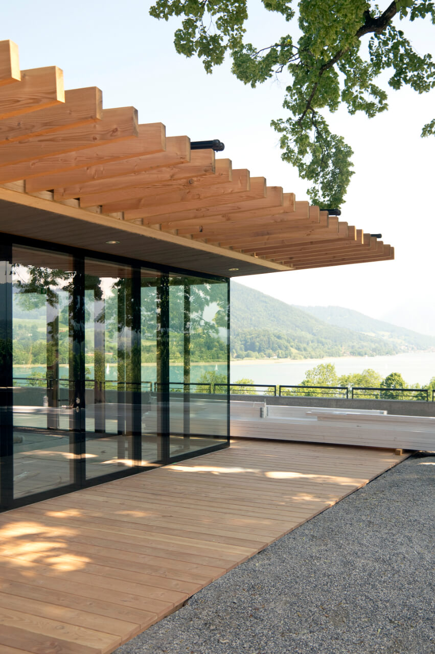 Salettl mit Holzterrasse und Blick auf Tegernsee