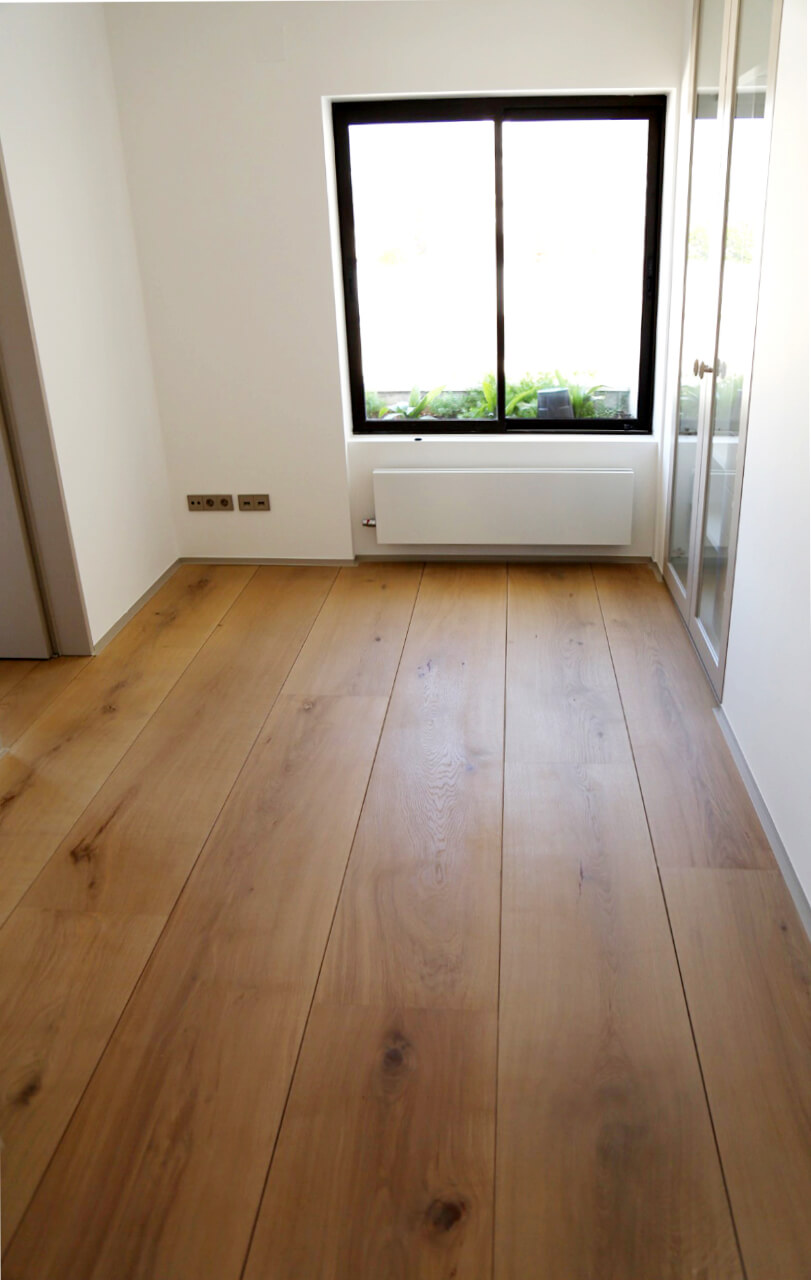 Zimmer mit weißen Wänden und Eiche Dielenboden