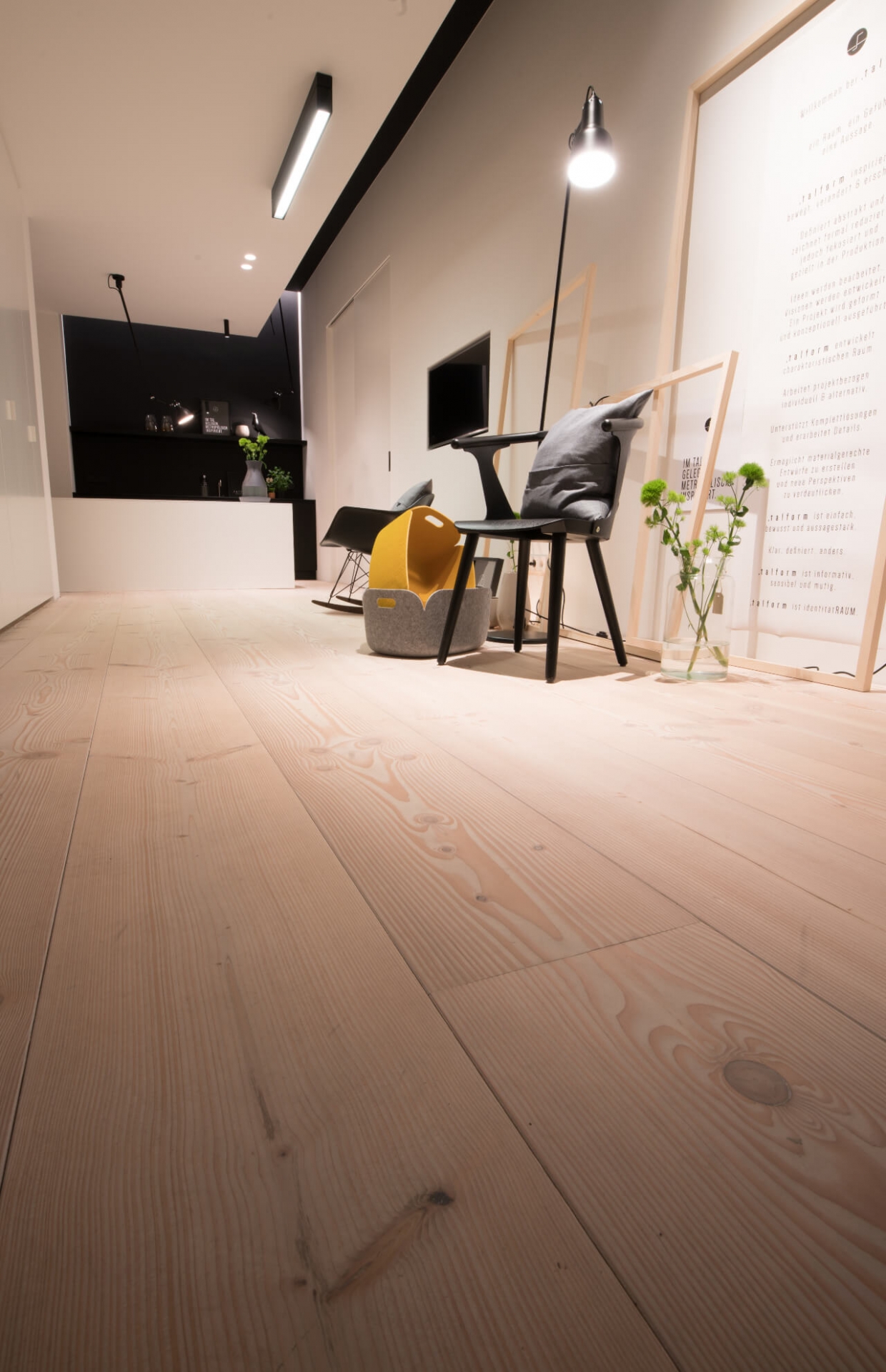 Beleuchteter Showroom mit hellen breiten Douglasiedielen