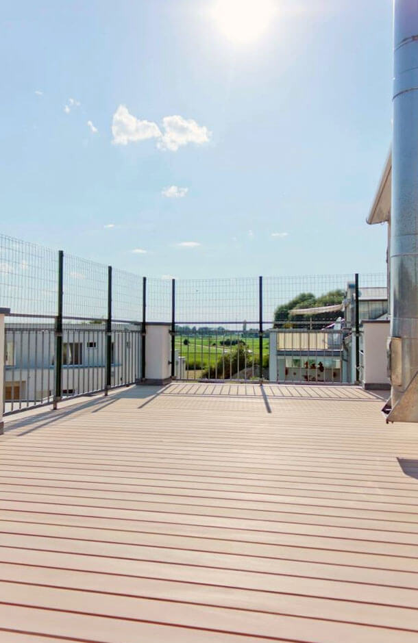 Große Terrasse mit Holzdielen und Geländer