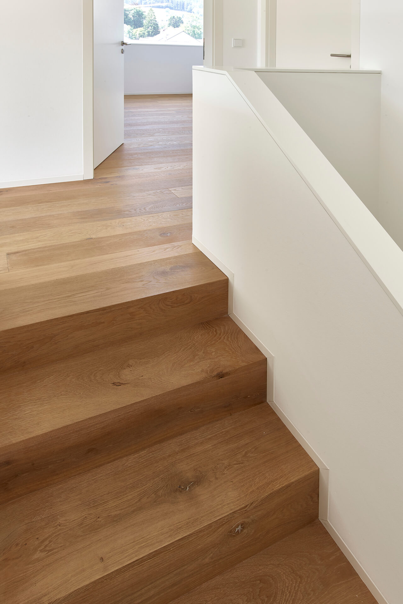 Treppe aus Eichenholz mit Eiche-Dielen auf zweiter Etage