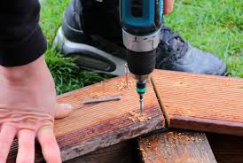 Aufbau einer Holzterrasse auf einer Holz-Unterkonstruktion mit Bohrer.