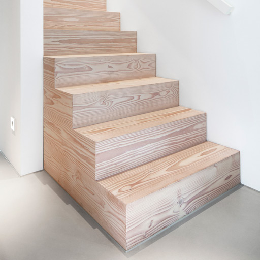 Holzelemente aus Douglasie: Treppenaufgang in Wohnhaus