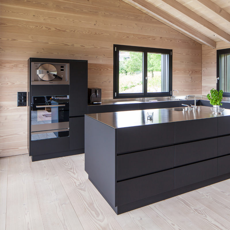 Dielenböden Ideen - Haus mit Douglasie Boden, Wand und Decke und moderner, schwarzer Küche