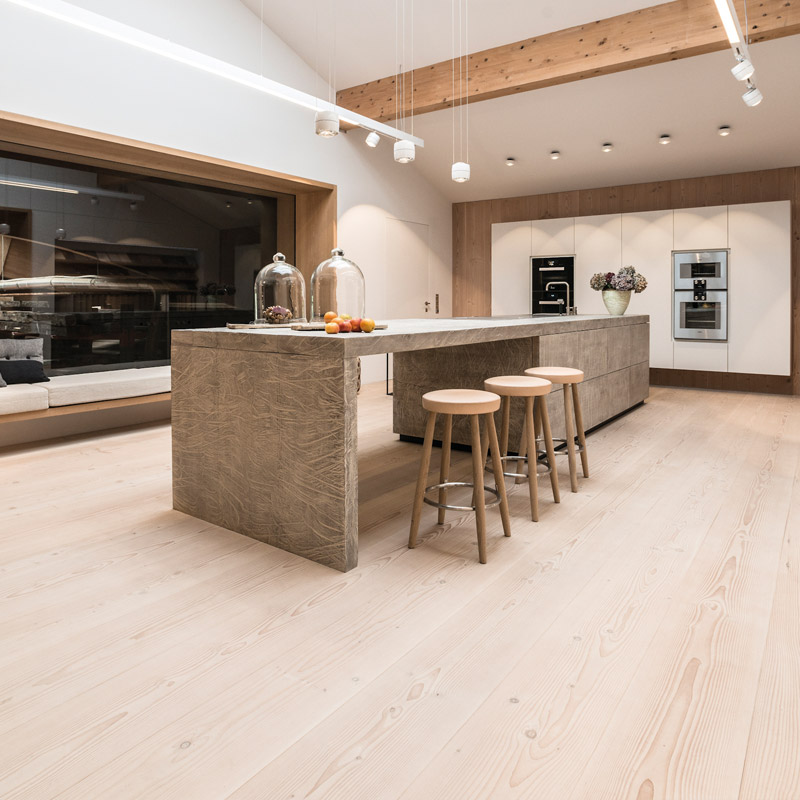 Dielenböden Ideen - Moderner Showroom einer Schreinerei mit raumlangen Douglasie Dielen
