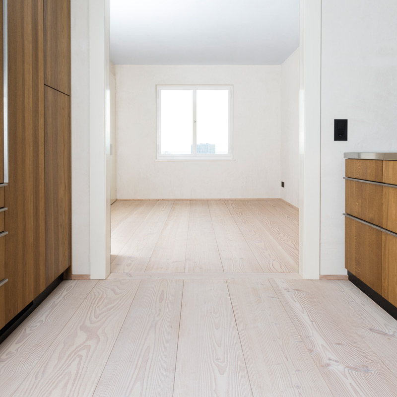Dielenböden Ideen - Moderne Küche aus dunklem Holz mit hellem Dielenboden aus Douglasie