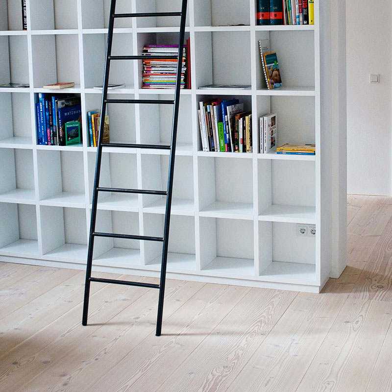 Dielenböden Ideen - Heller Douglasie Boden mit Bücherregal und Leiter