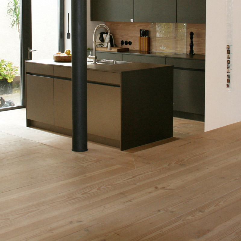 Dielenboden aus Douglasie und Wandverkleidung aus Douglasie in moderner, schwarzer Küche