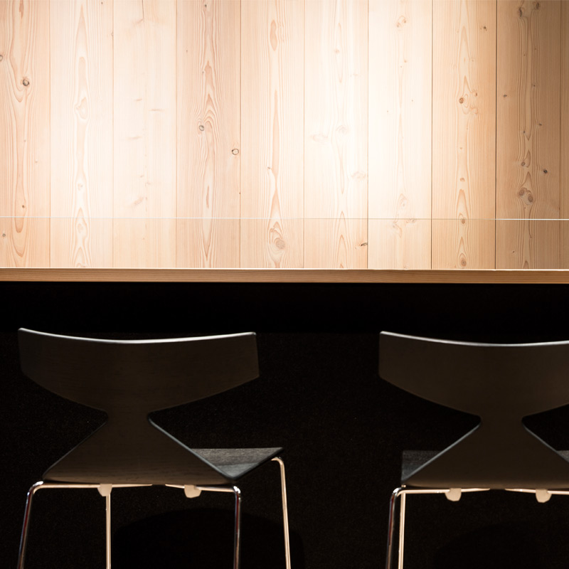 Wandverkleidung aus Douglasie und schwarze Theke in Sushi Restaurant