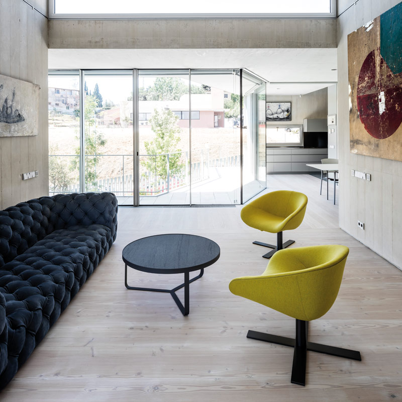 Dielenböden Ideen - Douglasie Dielen in modernem Gebäude mit viel Glas und Sichtbeton