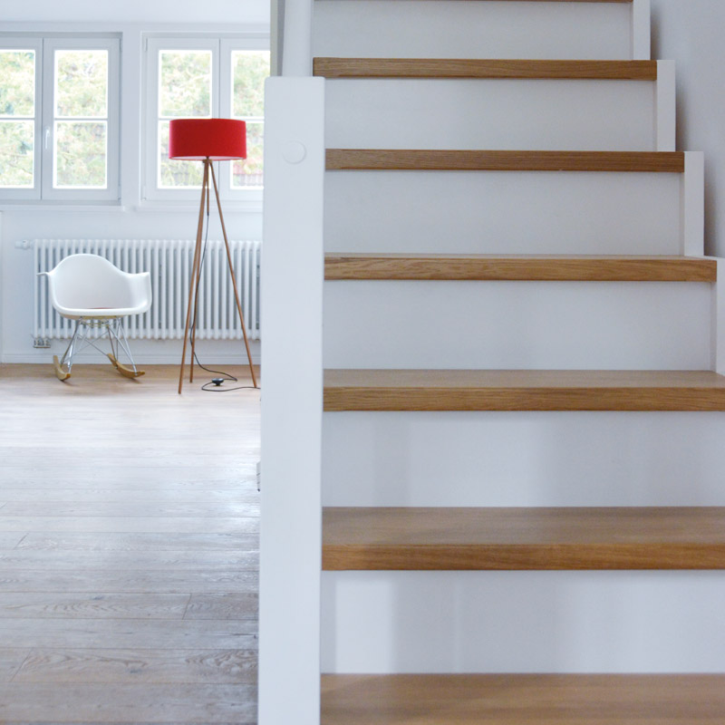 Dielenböden Ideen - Wohnraum aus Eiche Dielen mit passenden Treppenstufen aus Eiche