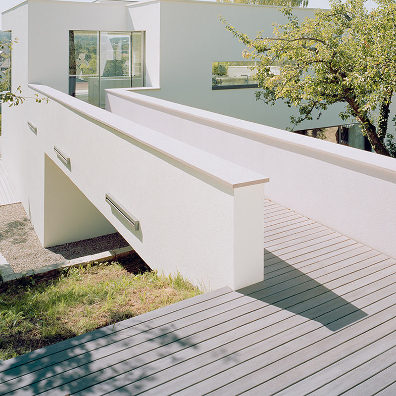 Dielenböden Ideen - Außenansicht eines sehr modernen Hauses mit Eingangsbereich aus Douglasie Terrassendielen