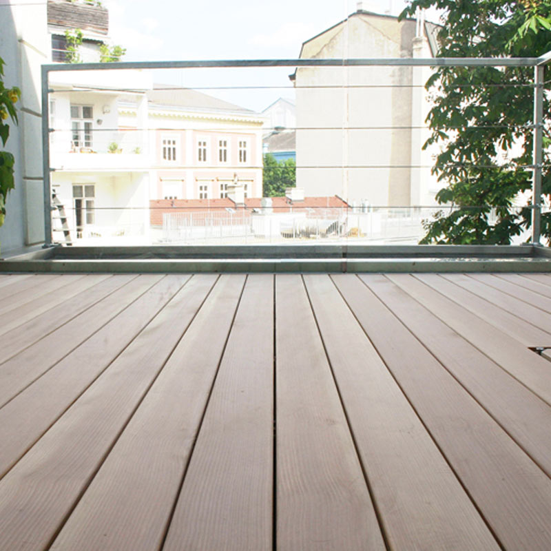 Dielenböden Ideen - Blick auf Dachterrasse mit schlichten Terrassendielen mit stehenden Jahrringen